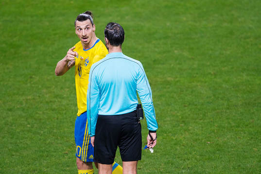 Sveriges Zlatan Ibrahimovic reagerar mot domaren