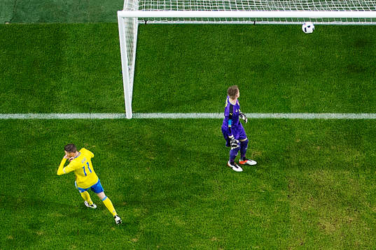 Sveriges Marcus Berg gör 1-0 bakom Tjeckien  målvakt