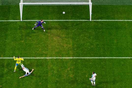 Sveriges Marcus Berg gör 1-0 bakom Tjeckien  målvakt