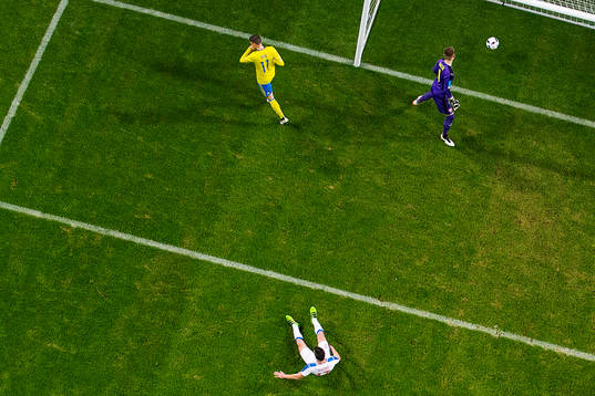 Sveriges Marcus Berg gör 1-0 bakom Tjeckien  målvakt