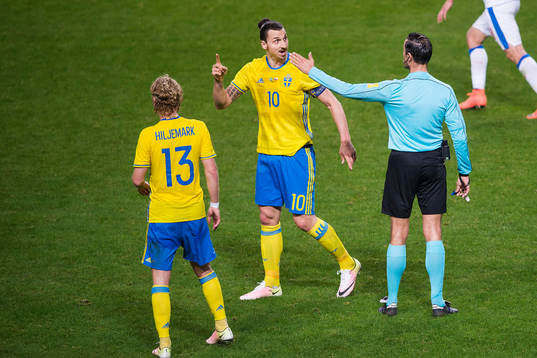 Sveriges Zlatan Ibrahimovic reagerar mot domaren