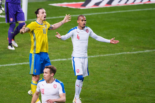 Sveriges Zlatan Ibrahimovic och Tjeckien  Theodor Gebre