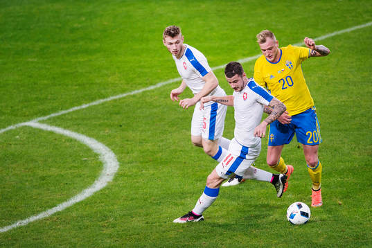 Sveriges John Guidetti mot Tjeckien  Jakub Brabec och