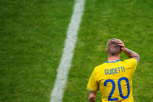 Sveriges John Guidetti väntar på att bytas in
