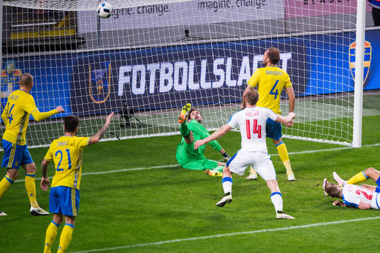 Sveriges målvakt Andreas Isaksson släpper in 1-1
