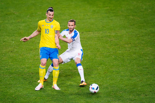 Sveriges Zlatan Ibrahimovic och Tjeckien  Tomas Sivok