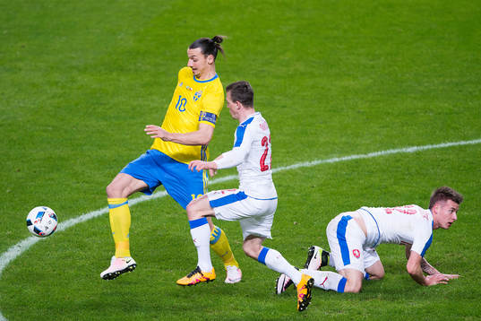 Sveriges Zlatan Ibrahimovic utmanar Tjeckien  Vladimir