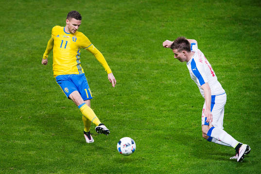 Sveriges Marcus Berg utmanar Tjeckien  Lukas Marecek