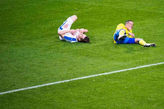 Tjeckien  Josef Sural och Sveriges Martin Olsson har ont