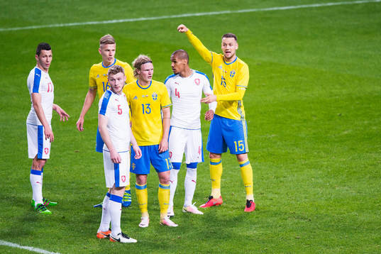 Sveriges Alexander Milosevic styr upp en hörna, med på