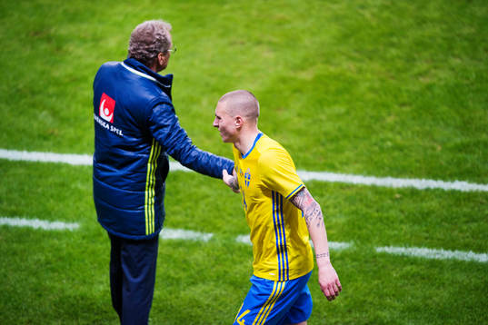 Sveriges förbundskapten Erik Hamrén klappar om Victor