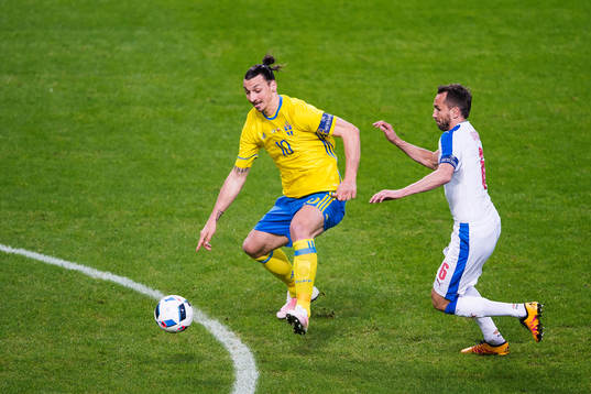 Sveriges Zlatan Ibrahimovic och Tjeckien  Tomas Sivok