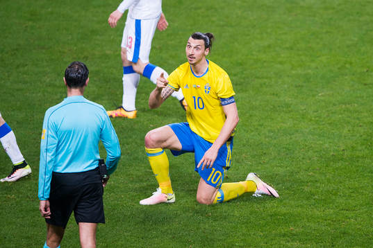 Sveriges Zlatan Ibrahimovic reagerar mot domaren