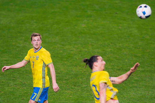 Sveriges Sebastian Larsson ser på när Zlatan Ibrahimovic