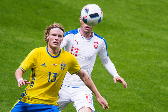 Sveriges Oscar Hiljemark och Tjeckien  Jakub Rada