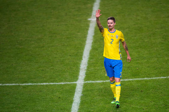 Sveriges Mikael Lustig tackar publiken