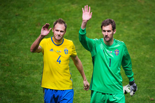 Sveriges Andreas Granqvist och målvakt Andreas Isaksson