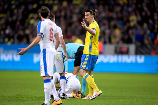 Tjeckiens Tomas Sivok och Sveriges Zlatan Ibrahimovic i en