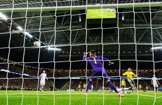 Sveriges Marcus Berg gör 1-0 bakom Tjeckiens målvakt