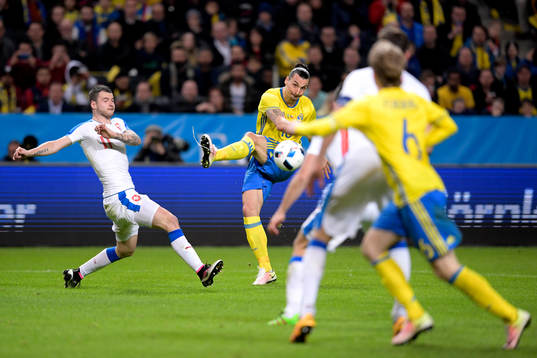 Skosnöret går upp när Sveriges Zlatan Ibrahimovic skjuter