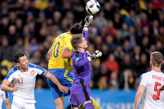 Tjeckiens målvakt Tomas Vaclik och Sveriges Zlatan