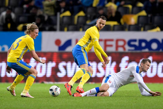 Sveriges Oscar Hiljemark och Alexander Milosevic och