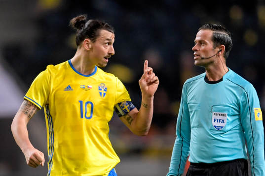 Sveriges Zlatan Ibrahimovic gestikulerar till domare Bas