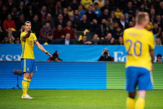 Sveriges Zlatan Ibrahimovic gestikulerar mot John Guidetti