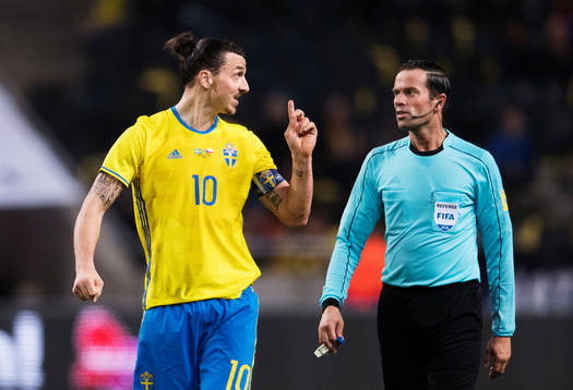 Sveriges Zlatan Ibrahimovic gestikulerar mot domaren Bas