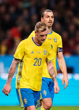 Sveriges John Guidetti och Zlatan Ibrahimovic deppar