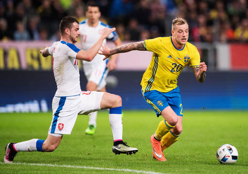 Tjeckiens Daniel Pudil utmanas av Sveriges John Guidetti