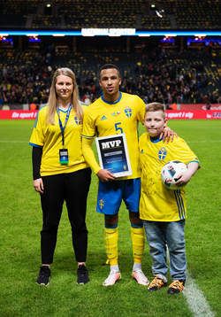 Lovisa Hedin (t v) från Supporterklubben och Johan
