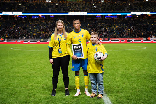 Lovisa Hedin (t v) från Supporterklubben och Johan