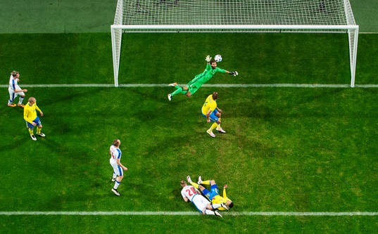 Tjeckiens Matej Vydra gör 1-1 bakom Sveriges målvakt