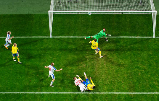 Tjeckiens Matej Vydra gör 1-1 bakom Sveriges målvakt