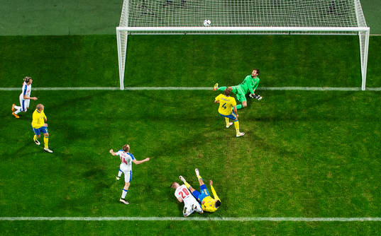 Tjeckiens Matej Vydra gör 1-1 bakom Sveriges målvakt