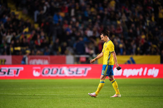Sveriges Zlatan Ibrahimovic deppar när han lämnar planen