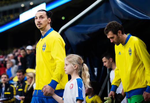 Sveriges Zlatan Ibrahimovic och målvakt Andreas Isaksson