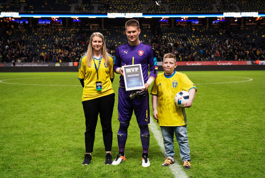 Lovisa Hedin (t v) från Supporterklubben och Johan