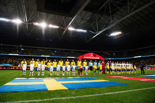 Sveriges och Tjeckiens spelare står uppställda vid