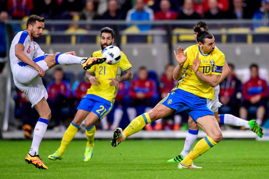 Tjeckiens Tomas Sivok och Sveriges Zlatan Ibrahimovic