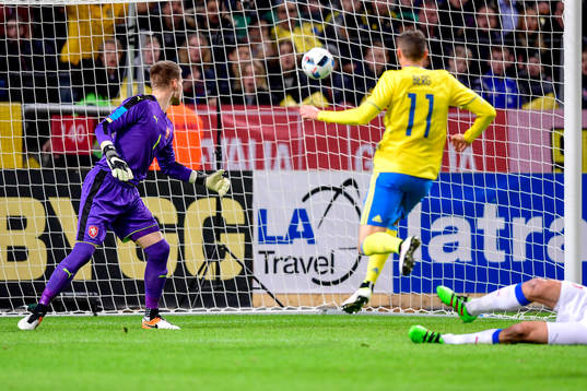 Tjeckiens målvakt Tomas Vaclik ser Sveriges Marcus Berg
