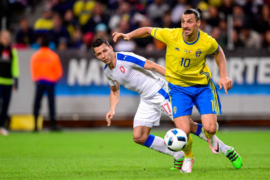 Sveriges Zlatan Ibrahimovic och Tjeckiens Marek Suchy
