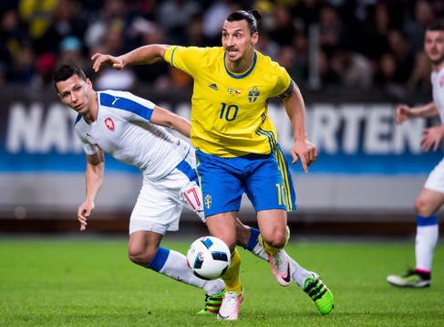 Sveriges Zlatan Ibrahimovic och Tjeckiens Marek Suchy