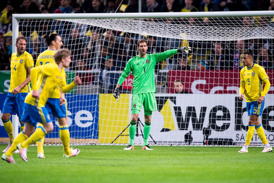 Sveriges målvakt Andreas Isaksson dirigerar