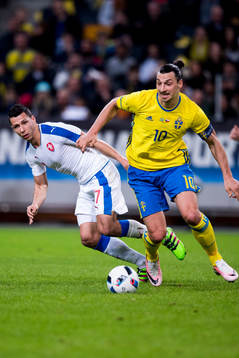 Sveriges Zlatan Ibrahimovic tar sig förbi Tjeckiens Marek
