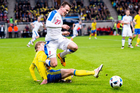 Tjeckiens Vladimir Darida och Sveriges Emil Forsberg