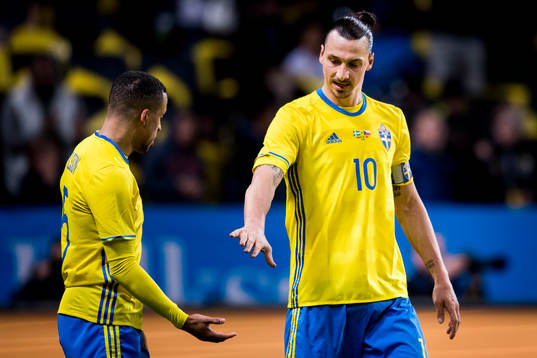 Sveriges Martin Olsson och Zlatan Ibrahimovic firar Marcus