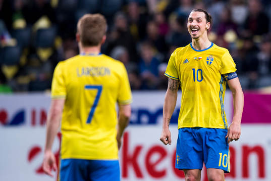 Sveriges Zlatan Ibrahimovic och Sebastian Larsson