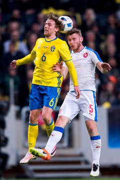 Sveriges Emil Forsberg i nickduell med Tjeckiens Jakub